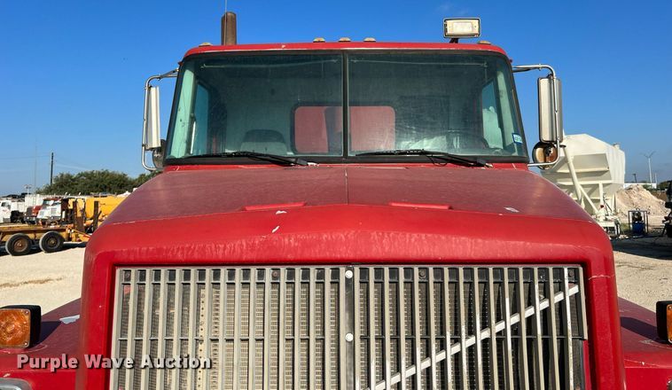 image for item DQ2213 1995 White GMC  vacuum truck