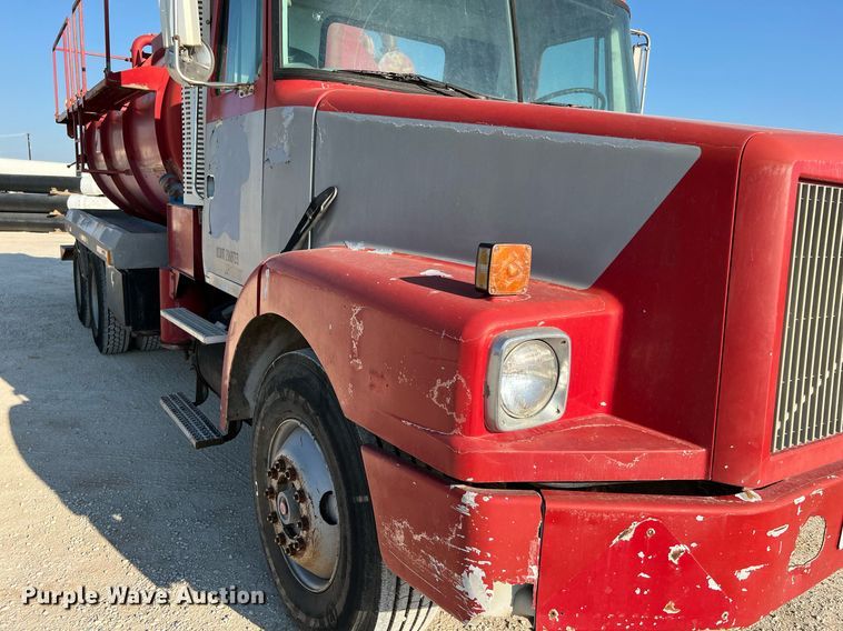 image for item DQ2213 1995 White GMC  vacuum truck