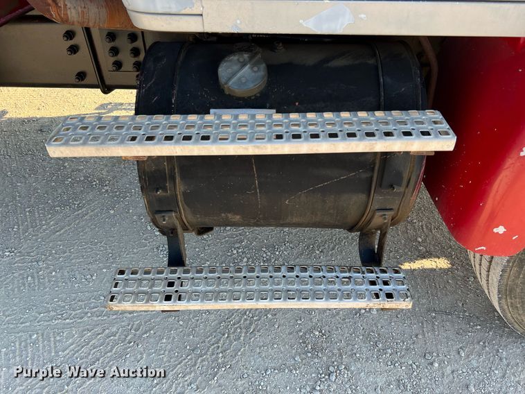 image for item DQ2213 1995 White GMC  vacuum truck