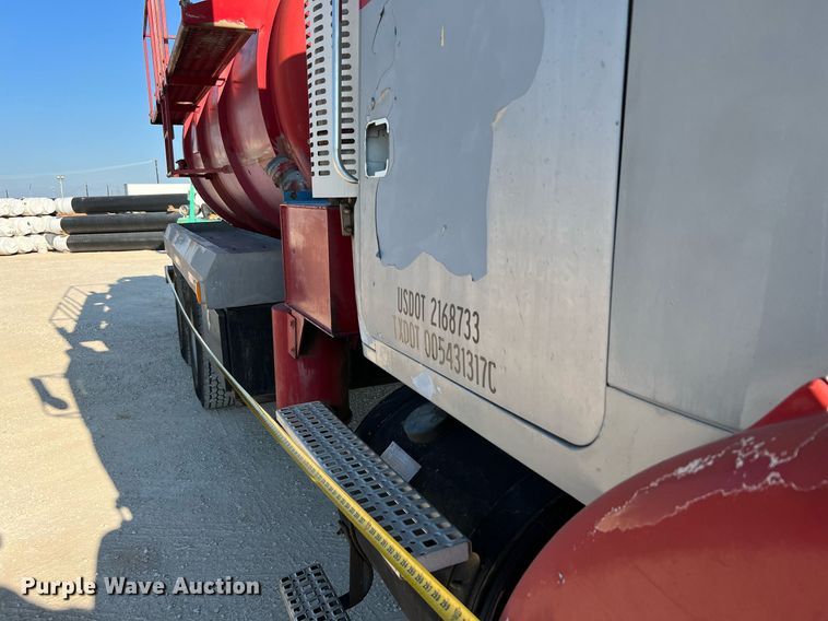 image for item DQ2213 1995 White GMC  vacuum truck