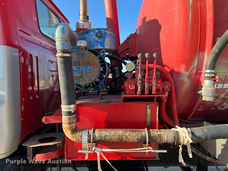 image for item DQ2213 1995 White GMC  vacuum truck