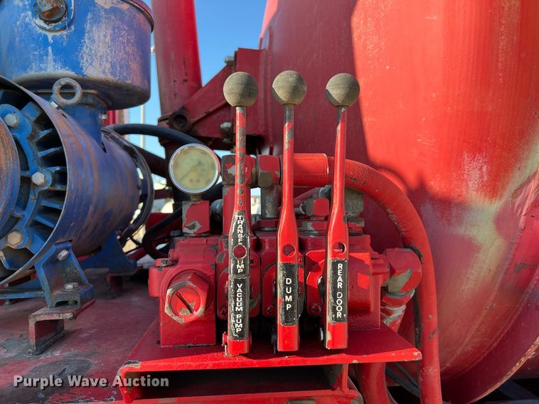 image for item DQ2213 1995 White GMC  vacuum truck