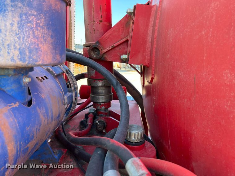 image for item DQ2213 1995 White GMC  vacuum truck