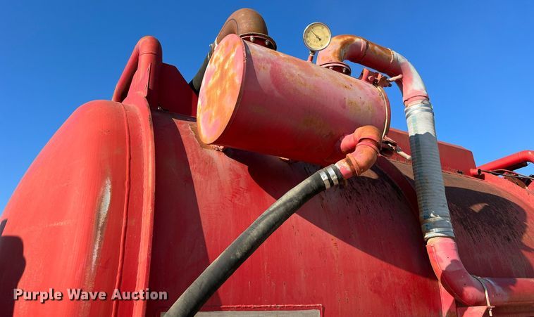 image for item DQ2213 1995 White GMC  vacuum truck