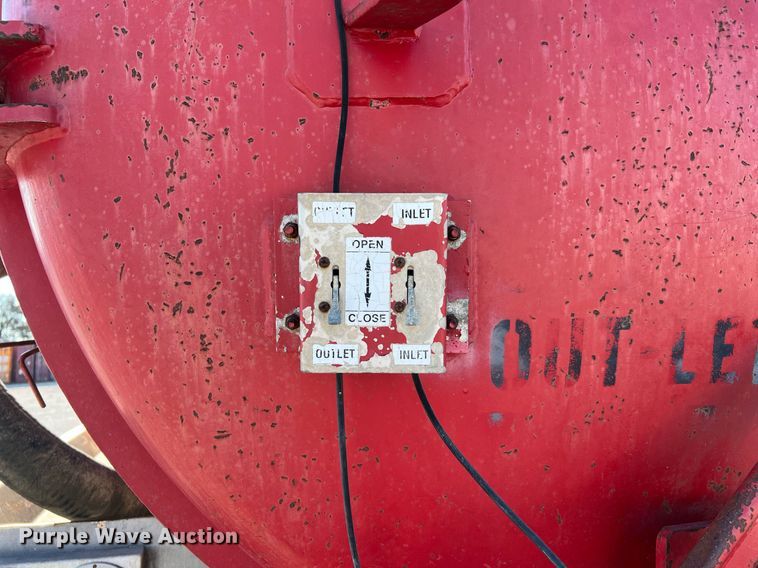 image for item DQ2213 1995 White GMC  vacuum truck