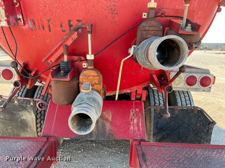 image for item DQ2213 1995 White GMC  vacuum truck