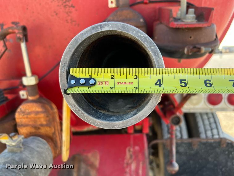 image for item DQ2213 1995 White GMC  vacuum truck