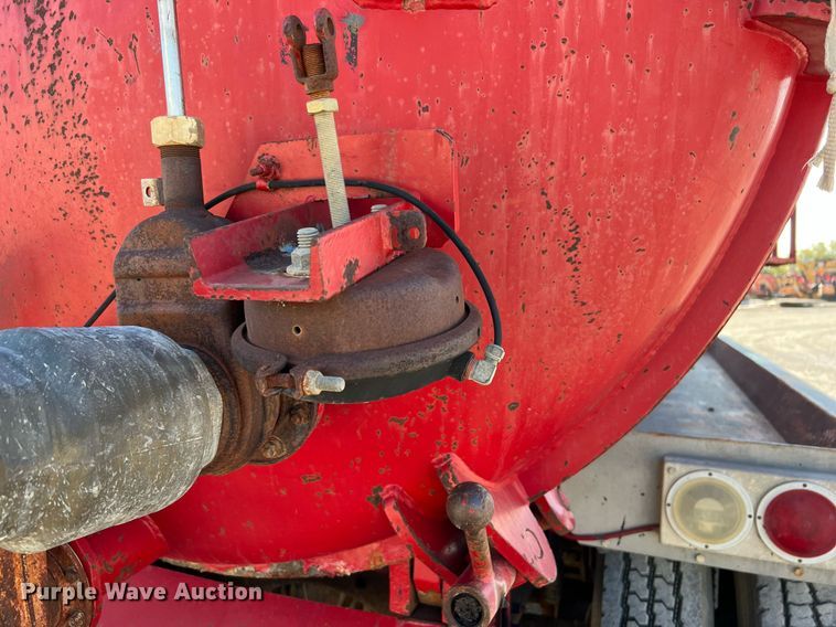 image for item DQ2213 1995 White GMC  vacuum truck