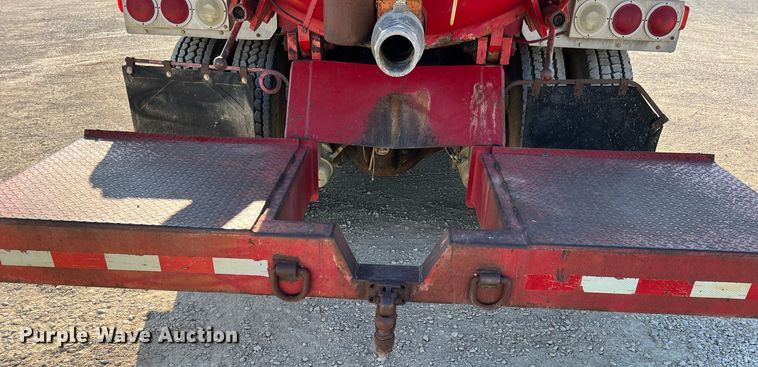 image for item DQ2213 1995 White GMC  vacuum truck