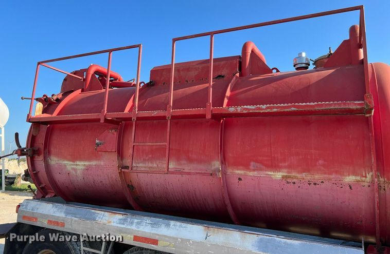 image for item DQ2213 1995 White GMC  vacuum truck