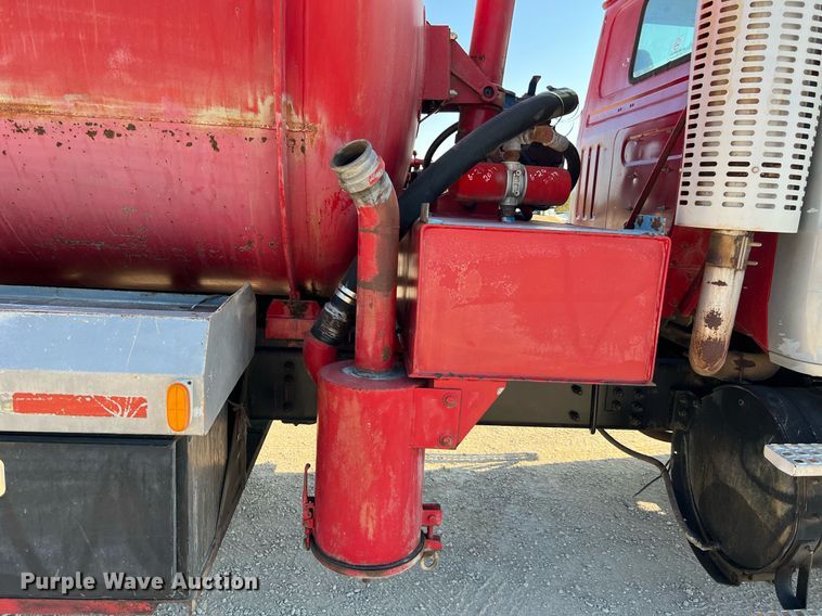 image for item DQ2213 1995 White GMC  vacuum truck