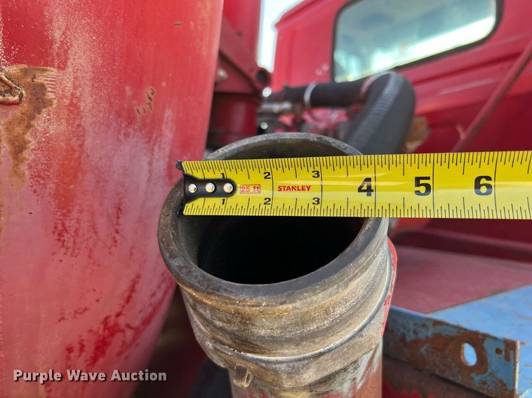 image for item DQ2213 1995 White GMC  vacuum truck