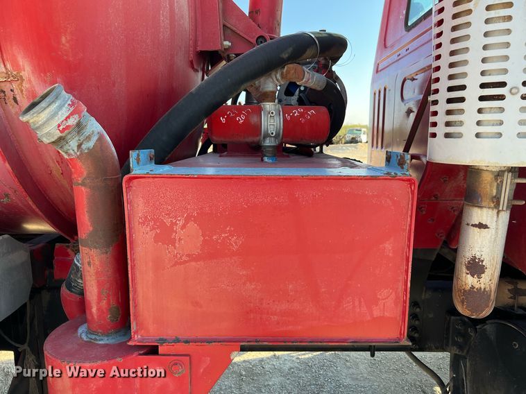 image for item DQ2213 1995 White GMC  vacuum truck