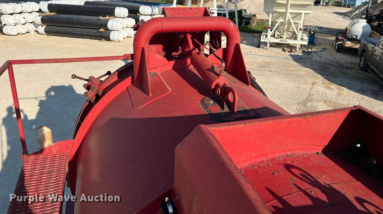 image for item DQ2213 1995 White GMC  vacuum truck