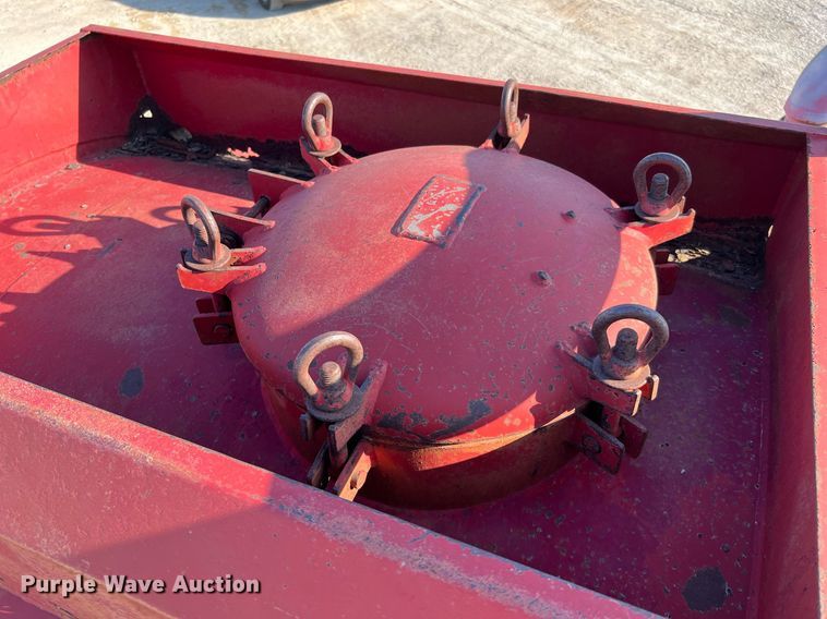 image for item DQ2213 1995 White GMC  vacuum truck