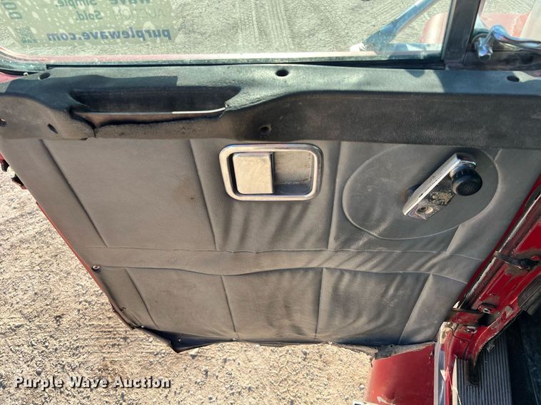 image for item DQ2213 1995 White GMC  vacuum truck