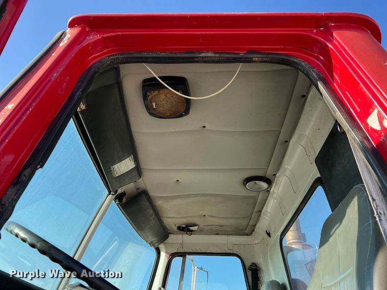 image for item DQ2213 1995 White GMC  vacuum truck