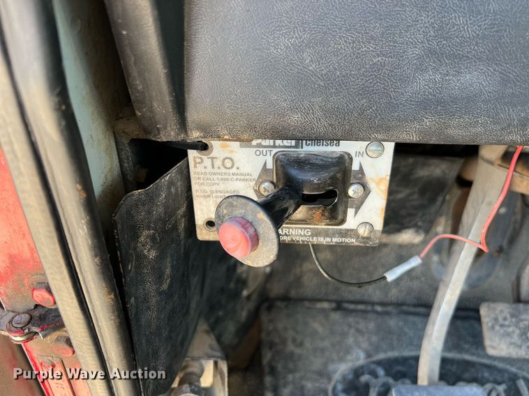 image for item DQ2213 1995 White GMC  vacuum truck