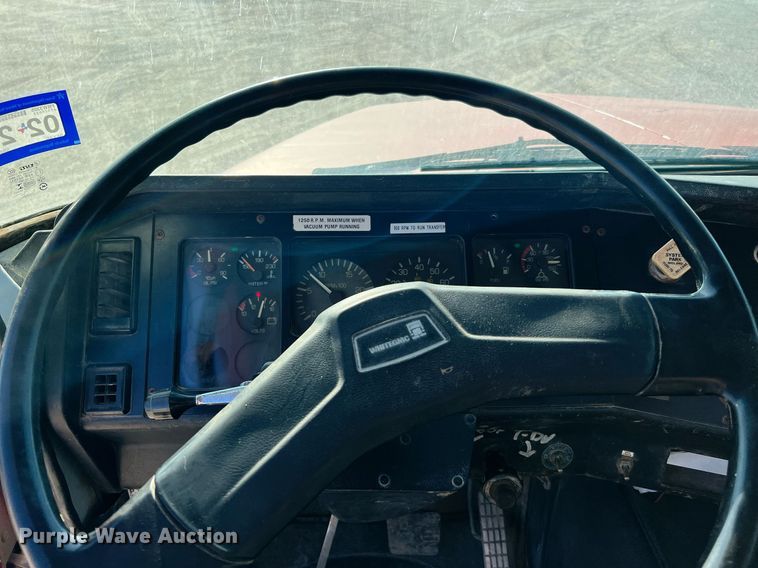 image for item DQ2213 1995 White GMC  vacuum truck