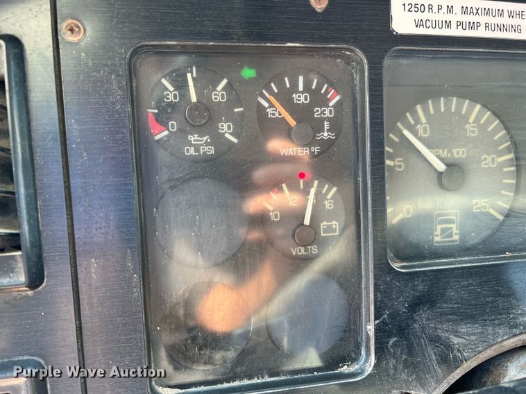 image for item DQ2213 1995 White GMC  vacuum truck