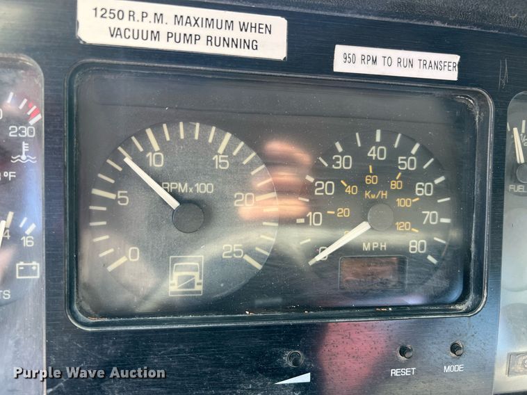 image for item DQ2213 1995 White GMC  vacuum truck