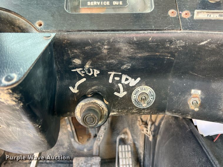 image for item DQ2213 1995 White GMC  vacuum truck