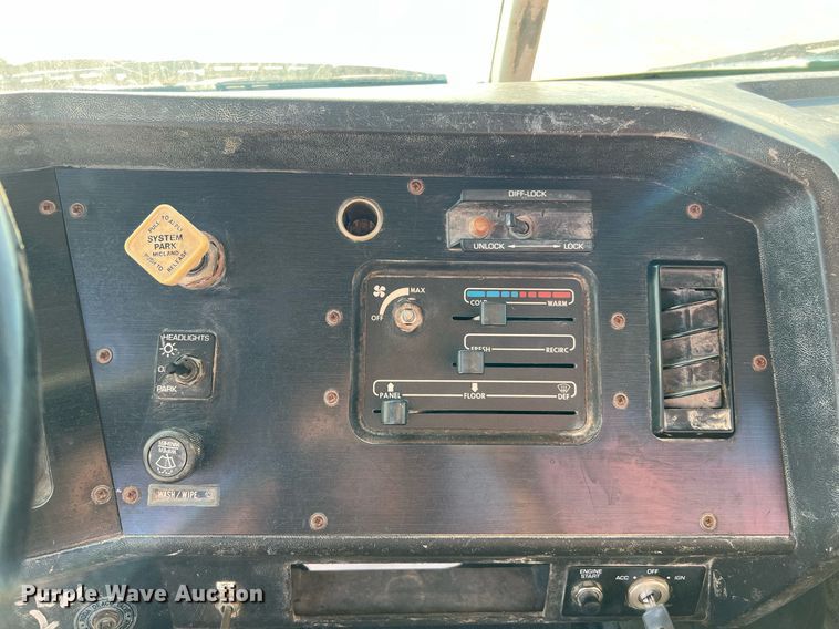 image for item DQ2213 1995 White GMC  vacuum truck