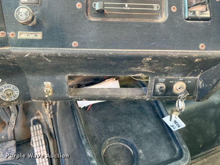 image for item DQ2213 1995 White GMC  vacuum truck