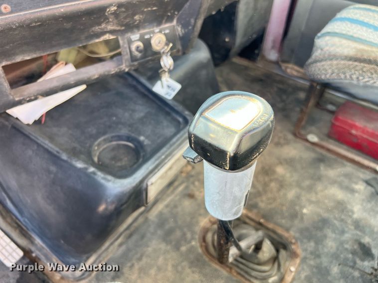 image for item DQ2213 1995 White GMC  vacuum truck