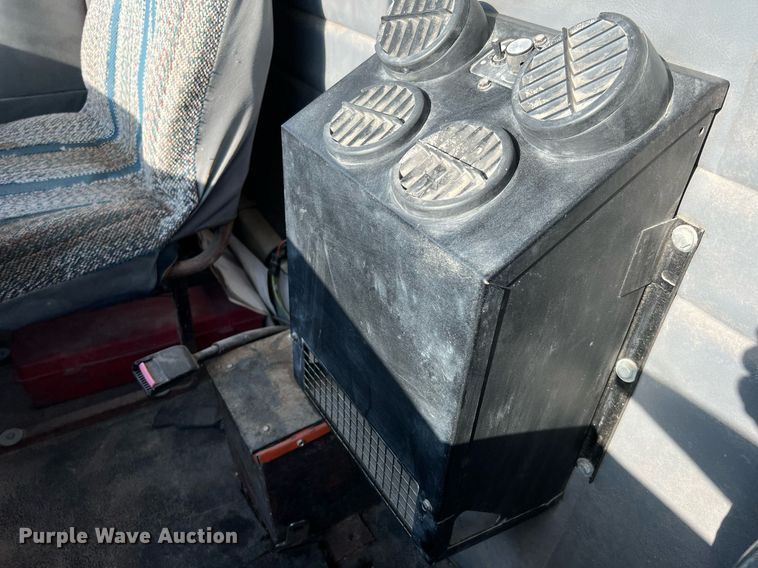 image for item DQ2213 1995 White GMC  vacuum truck