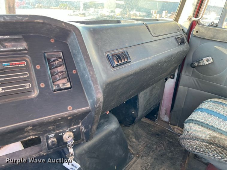 image for item DQ2213 1995 White GMC  vacuum truck