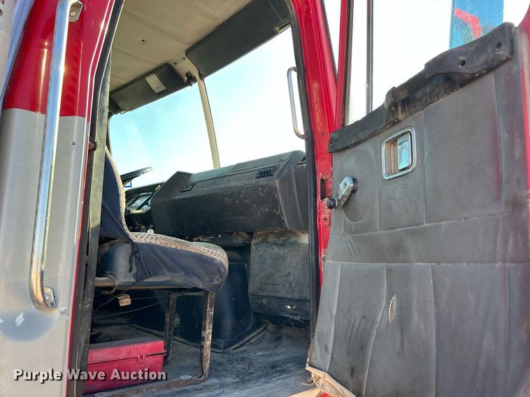 image for item DQ2213 1995 White GMC  vacuum truck