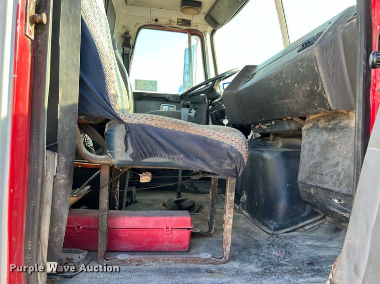 image for item DQ2213 1995 White GMC  vacuum truck