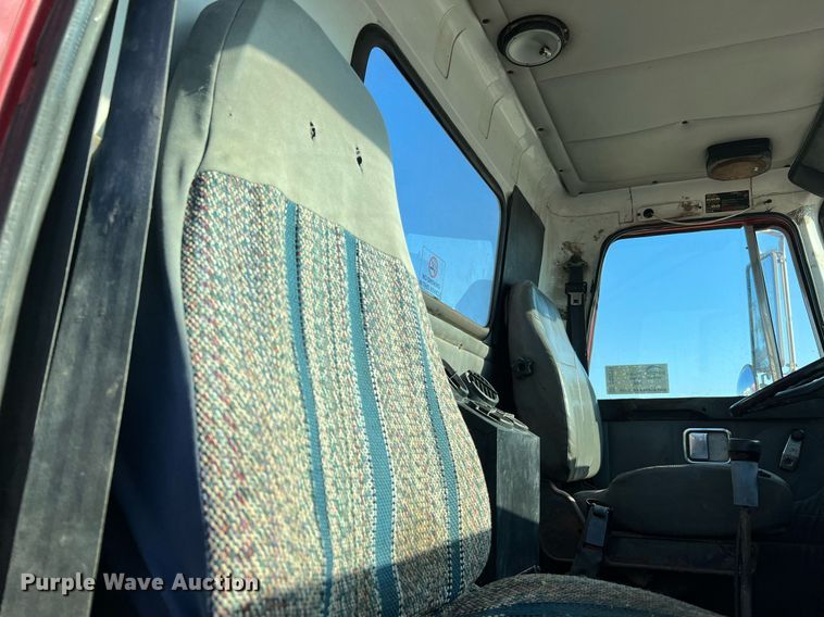 image for item DQ2213 1995 White GMC  vacuum truck