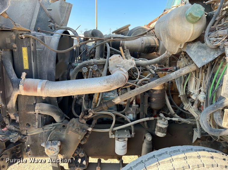 image for item DQ2213 1995 White GMC  vacuum truck