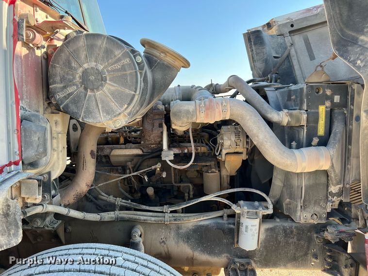 image for item DQ2213 1995 White GMC  vacuum truck