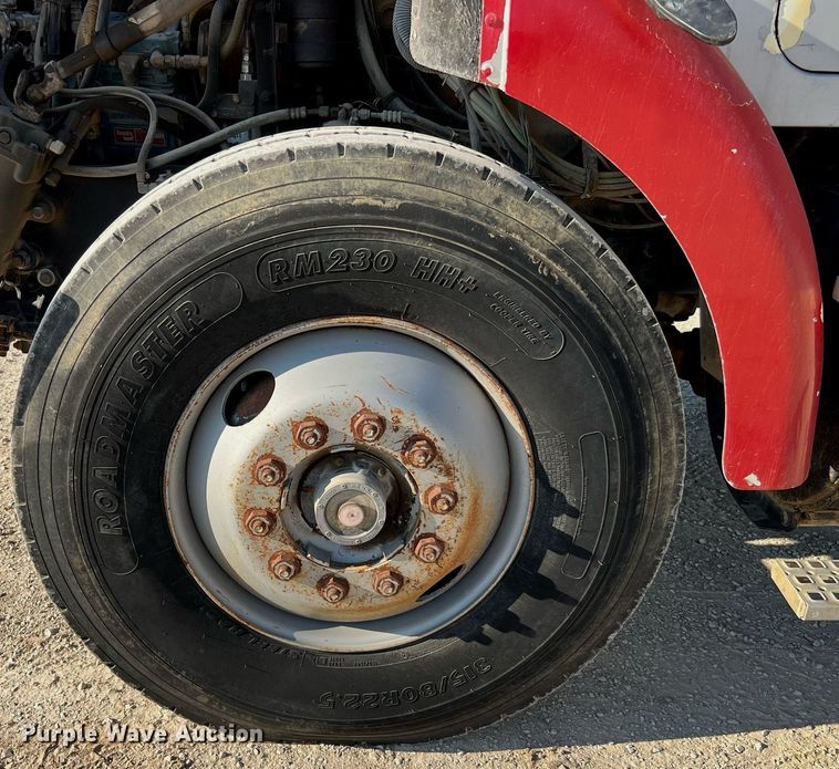 image for item DQ2213 1995 White GMC  vacuum truck