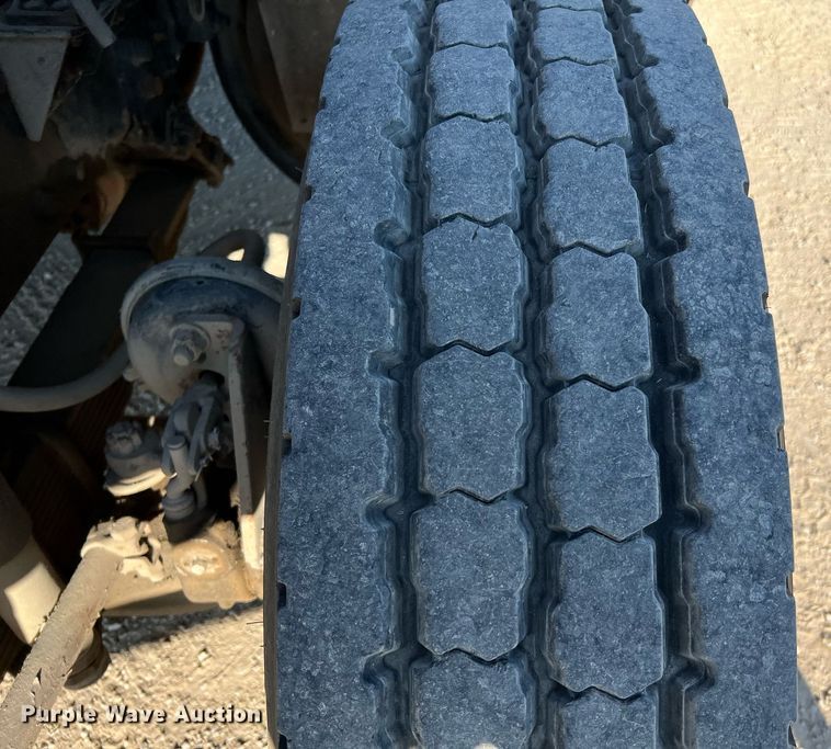 image for item DQ2213 1995 White GMC  vacuum truck