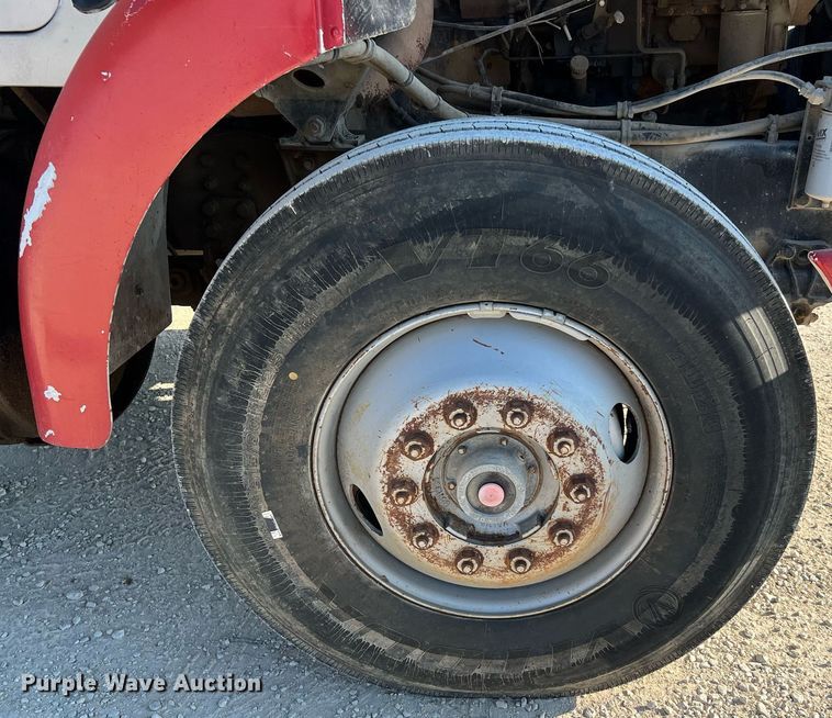 image for item DQ2213 1995 White GMC  vacuum truck