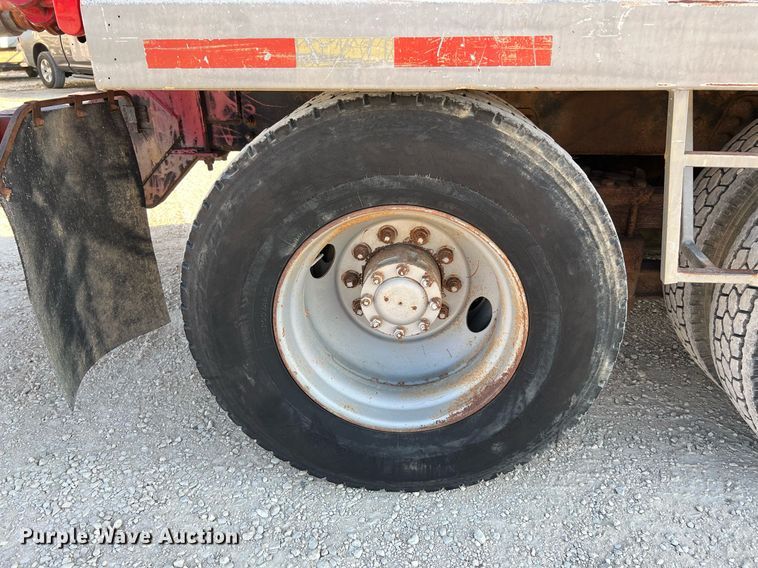 image for item DQ2213 1995 White GMC  vacuum truck