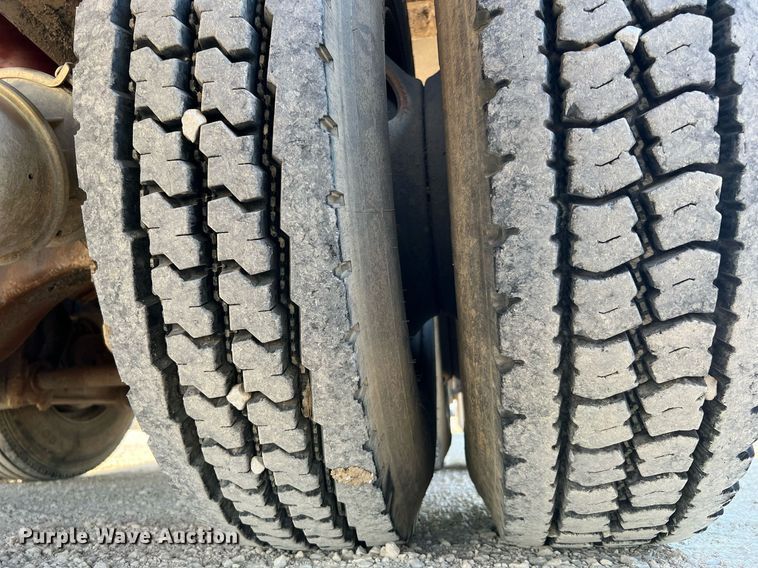 image for item DQ2213 1995 White GMC  vacuum truck