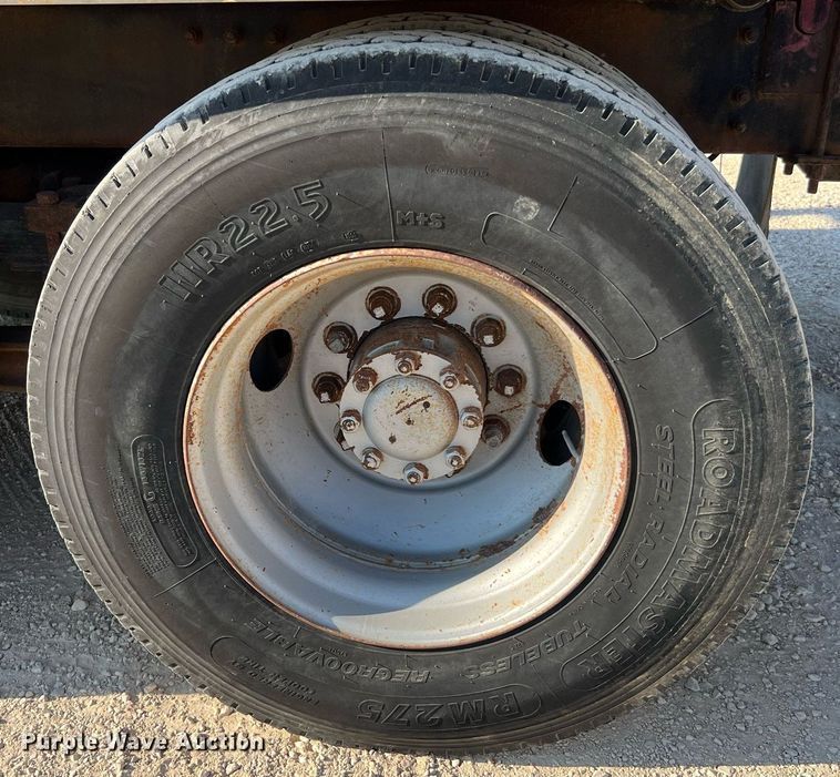 image for item DQ2213 1995 White GMC  vacuum truck