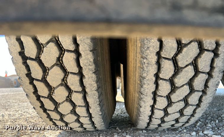 image for item DQ2213 1995 White GMC  vacuum truck