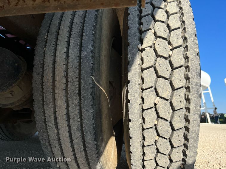 image for item DQ2213 1995 White GMC  vacuum truck