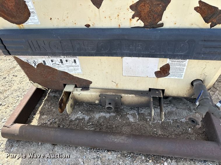 image for item DQ7374 2000 Ingersoll Rand P185  air compressor