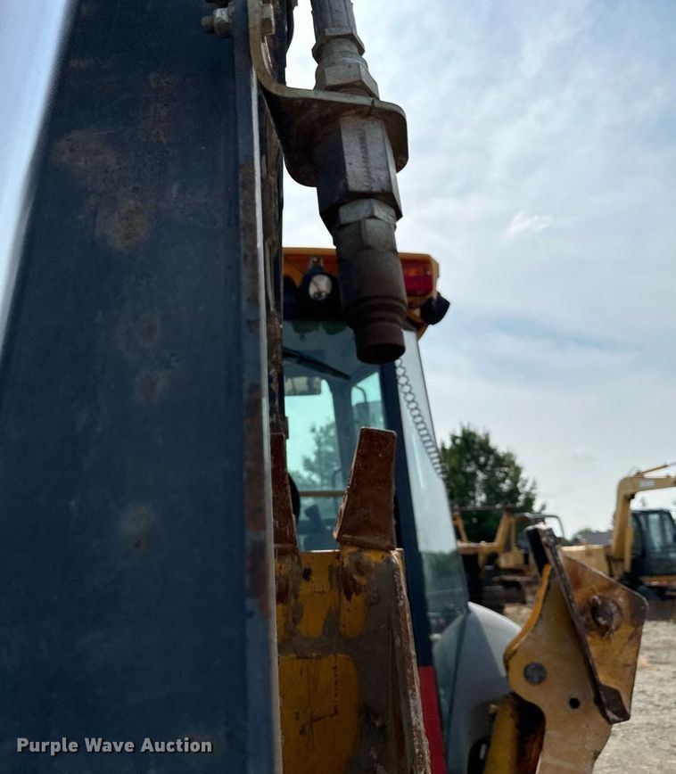 image for item DQ7377 2014 John Deere 310SK  backhoe