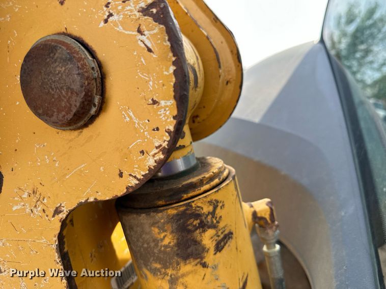 image for item DQ7377 2014 John Deere 310SK  backhoe