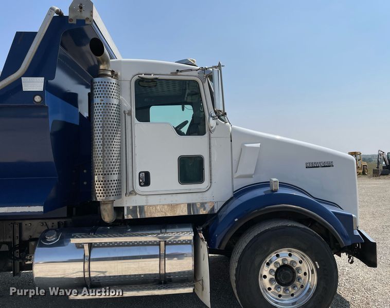 image for item DR7533 2006 Kenworth T800  dump truck