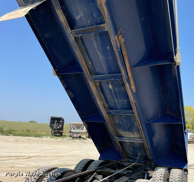 image for item DR7533 2006 Kenworth T800  dump truck