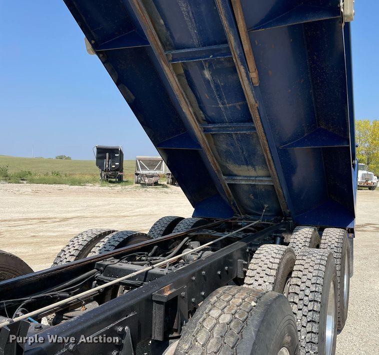 image for item DR7533 2006 Kenworth T800  dump truck